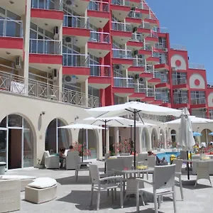 Apartmanhotel Rose Garden Omax, Napospart